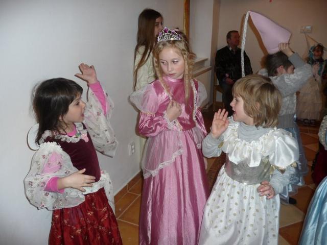 Princeznička na bále postrácela korále..